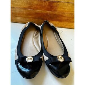 Michael Kors Dixie Nude Black Patent Leather Cap Toe Gold Logo Ballet Flat 7.5